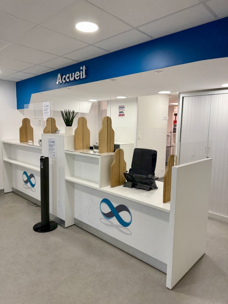 Espace d’accueil moderne du laboratoire Novabio Périgueux Vésone avec comptoir de réception pour les patients.