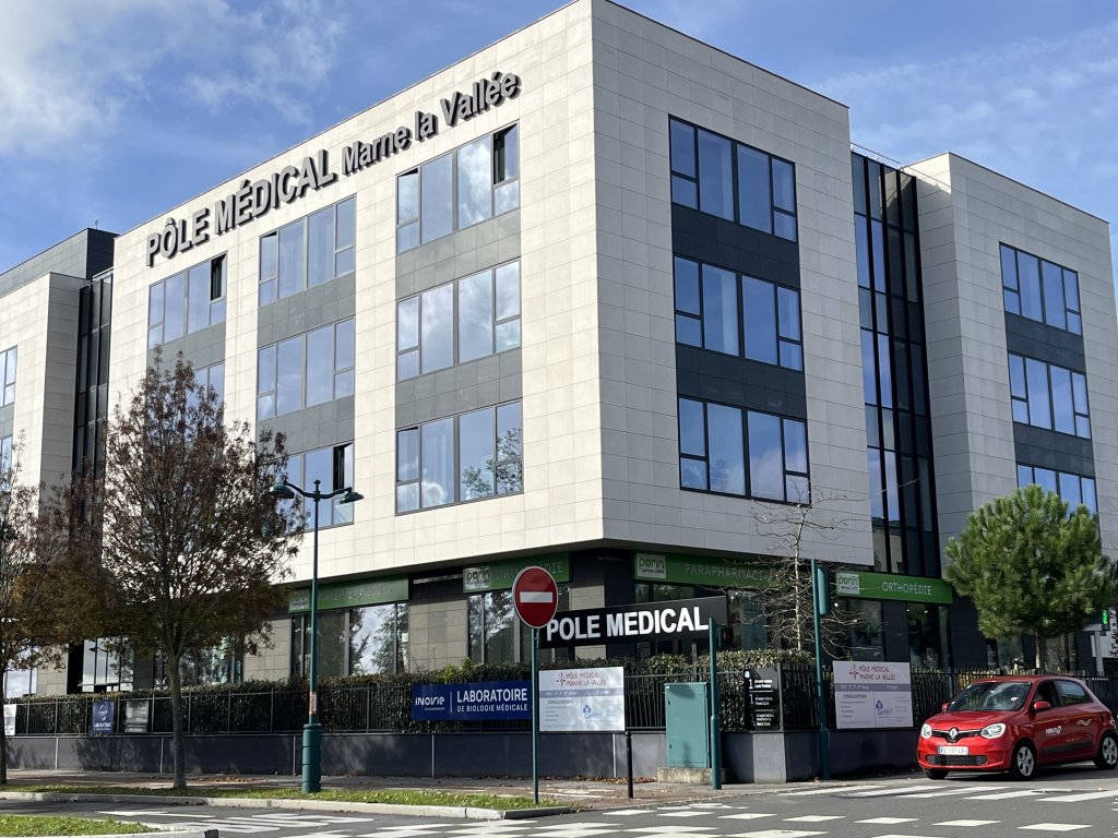 Façade extérieure du Pôle Médical Marne-la-Vallée accueillant le laboratoire Inovie Jossigny Carré Haussmann.