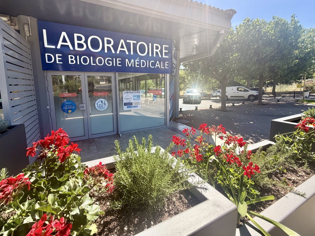 Laboratoire de biologie médicale INOVIE Labosud Provence Aix Route de Berre à Aix-en-Provence, entrée du laboratoire avec parking et accès patients.